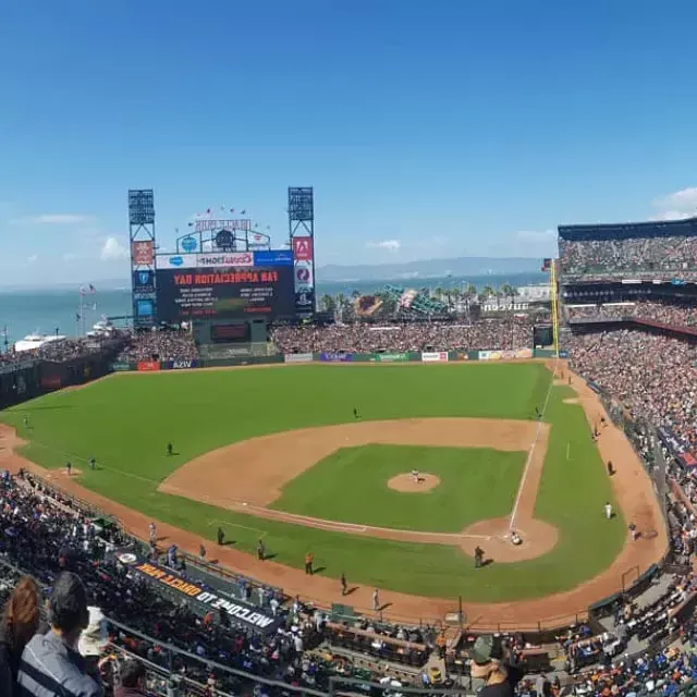 从看台上俯瞰贝博体彩app甲骨文公园(Oracle Park), 与棒球钻石在前景和贝博体彩app湾在背景.