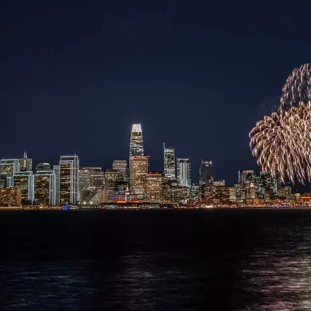 Los fuegos artificiales explotan sobre el horizonte de la ciudad de 贝博体彩app.